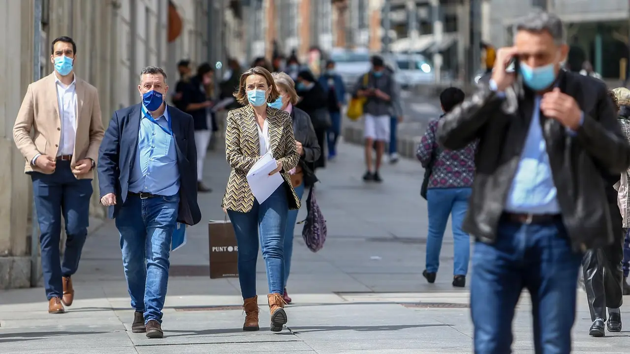 La portavoz del Grupo Parlamentario Popular en el Congreso, Cuca Gamarra (d), a su llegada a una reuni&oacute;n con familias con hijos con discapacidad en el Congreso de los Diputados, Madrid (Espa&ntilde;a), a 26 de marzo de 2021.