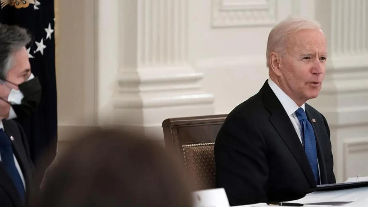 El presidente de EE.UU., Joe Biden, celebra una reuni&oacute;n de su gabinete en la Sala Este de la Casa Blanca en Washington. / EFE/EPA/Leigh Vogel