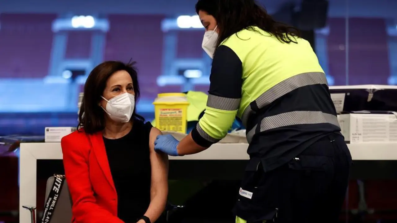 La ministra de Defensa, Margarita Robles, ha recibido este jueves la primera dosis de la vacuna de AstraZeneca en el madrile&ntilde;o estadio Wanda Metropolitano, tras lo que ha agradecido el trabajo de los sanitarios. EFE/Chema Moya