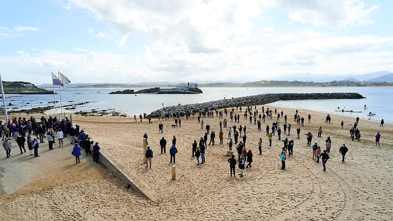 Una nueva plataforma ciudadana convoca una concentraci&oacute;n con el lema "Salvar el espig&oacute;n es salvar la Magdalena". Playa de La Magdalena. / HARDY