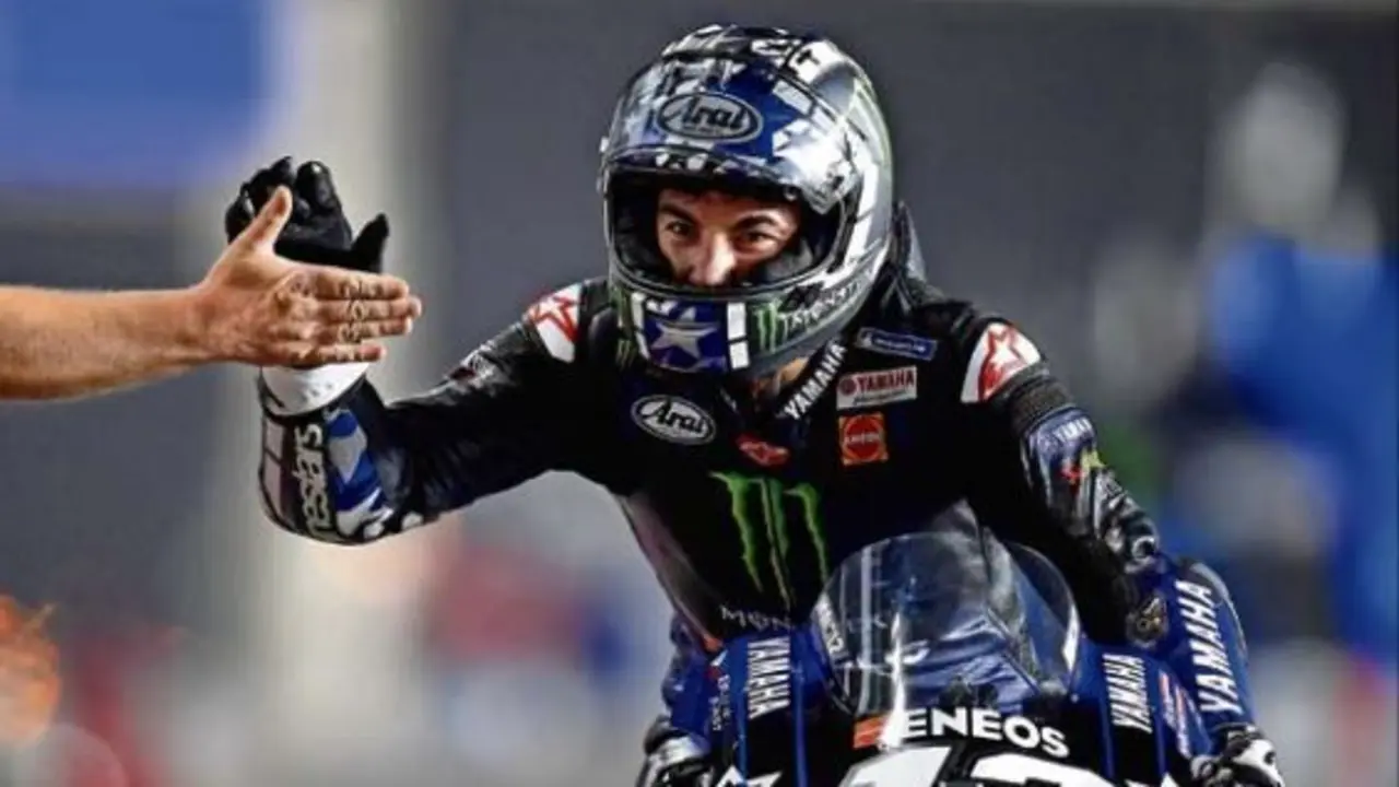 Maverick Vi&ntilde;ales celebra su victoria en la carrera de MotoGP del Gran Premio de Catar. / EFE
