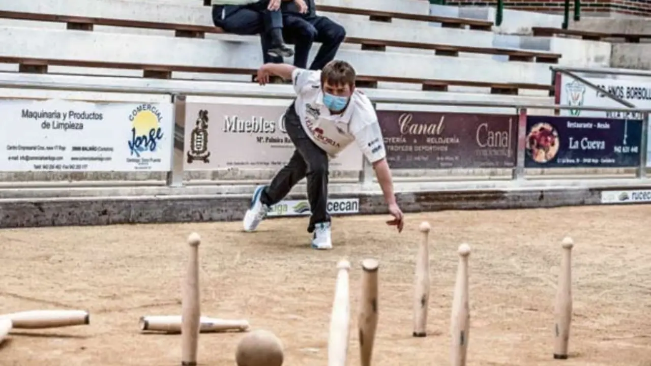 El jugador de H. Borbolla &Aacute;ngel Velasco birlando durante el encuentro ante San Jorge. / Reguera