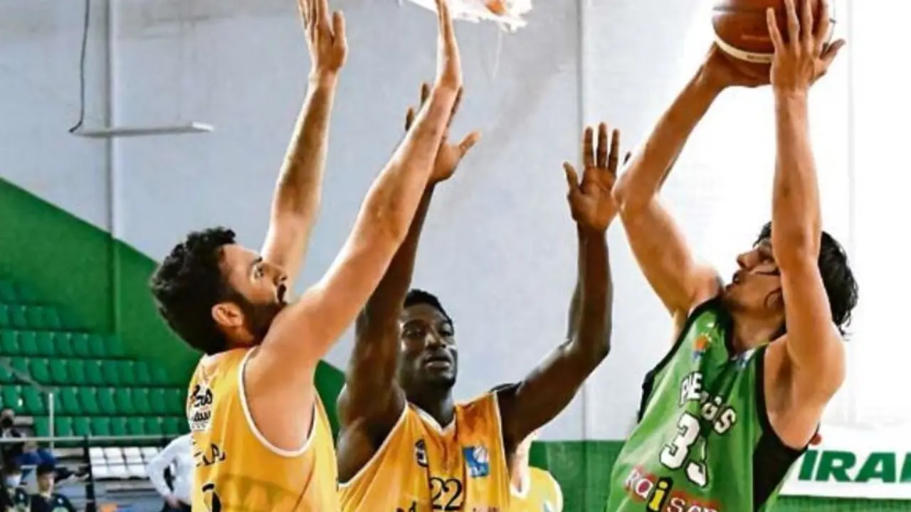 Un jugador del Pas Pi&eacute;lagos se eleva ante la defensa del Bezana para lanzar a canasta. / ALERTA