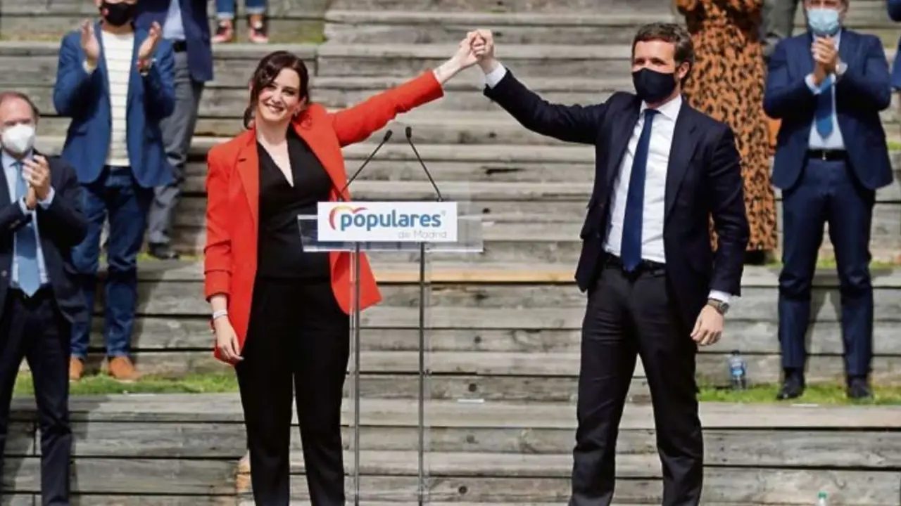 ayuLa presidenta de la Comunidad de Madrid y candidata a la reelecci&oacute;n, Isabel D&iacute;az Ayuso, junto a Pablo Casado, durante la presentaci&oacute;n. / EFE/ J. C. Hidalgo