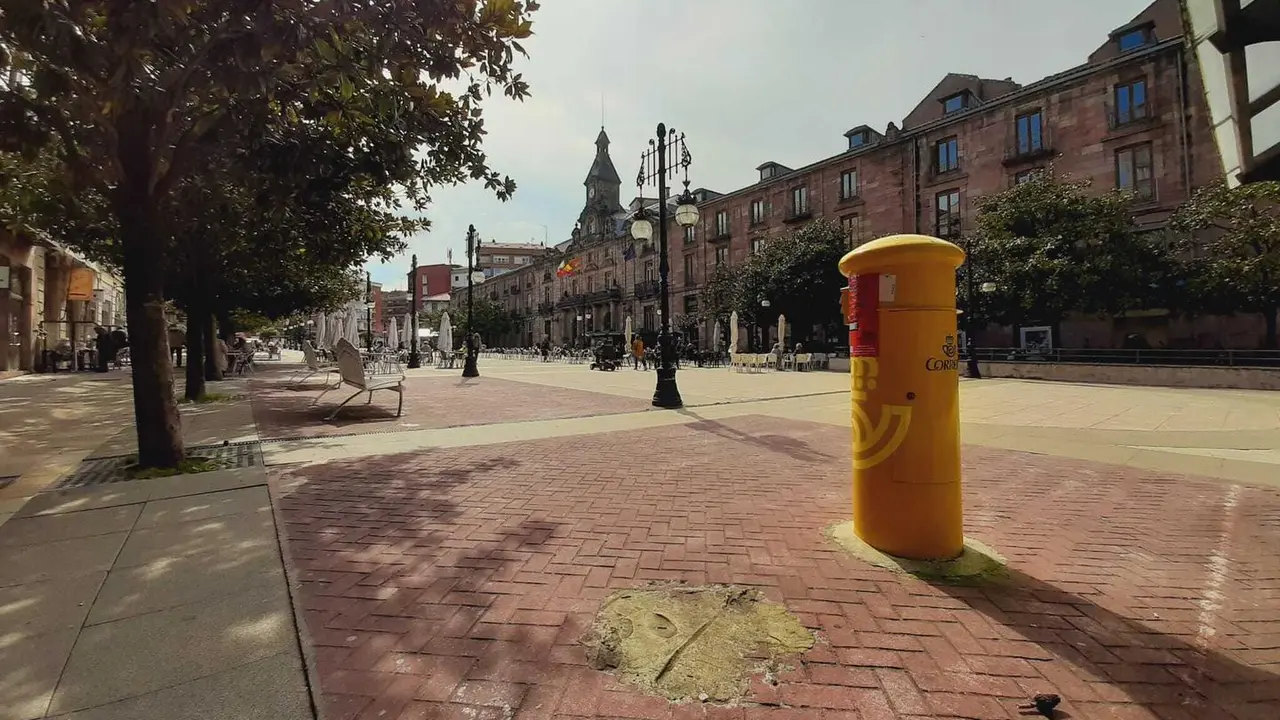 Vista de la plaza del Ayuntamiento de Torrelavega. / S. D&Iacute;AZ