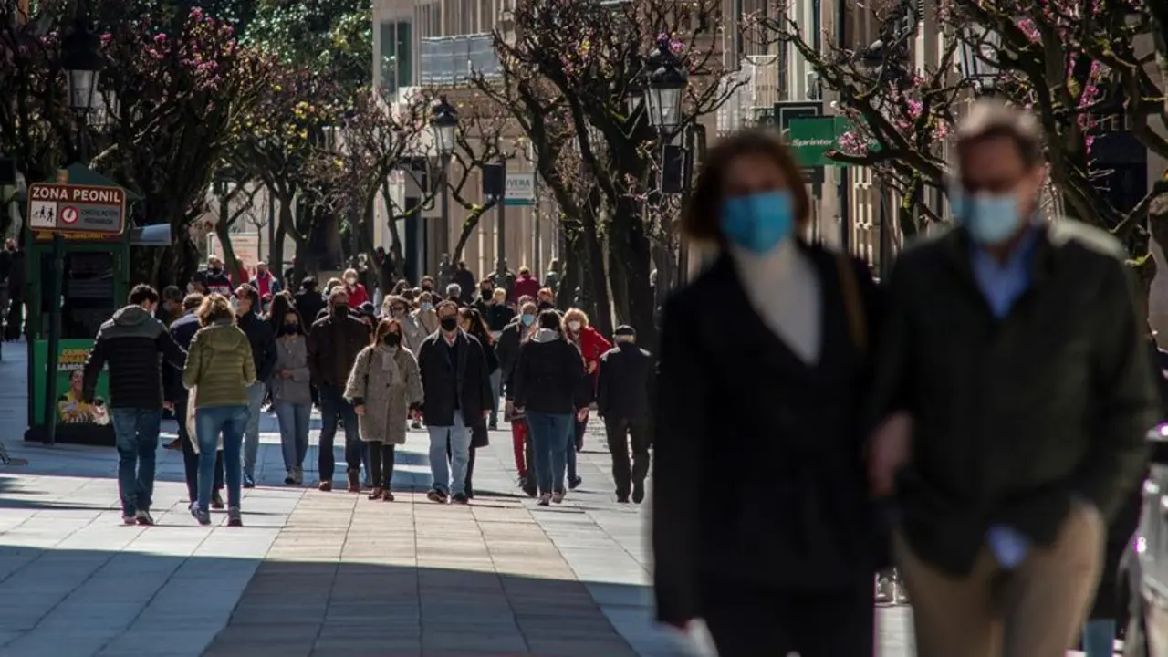 Varias personas caminan por la c&eacute;ntrica calle de El Paseo de Ourense. EFE/ Brais Lorenzo/Archivo