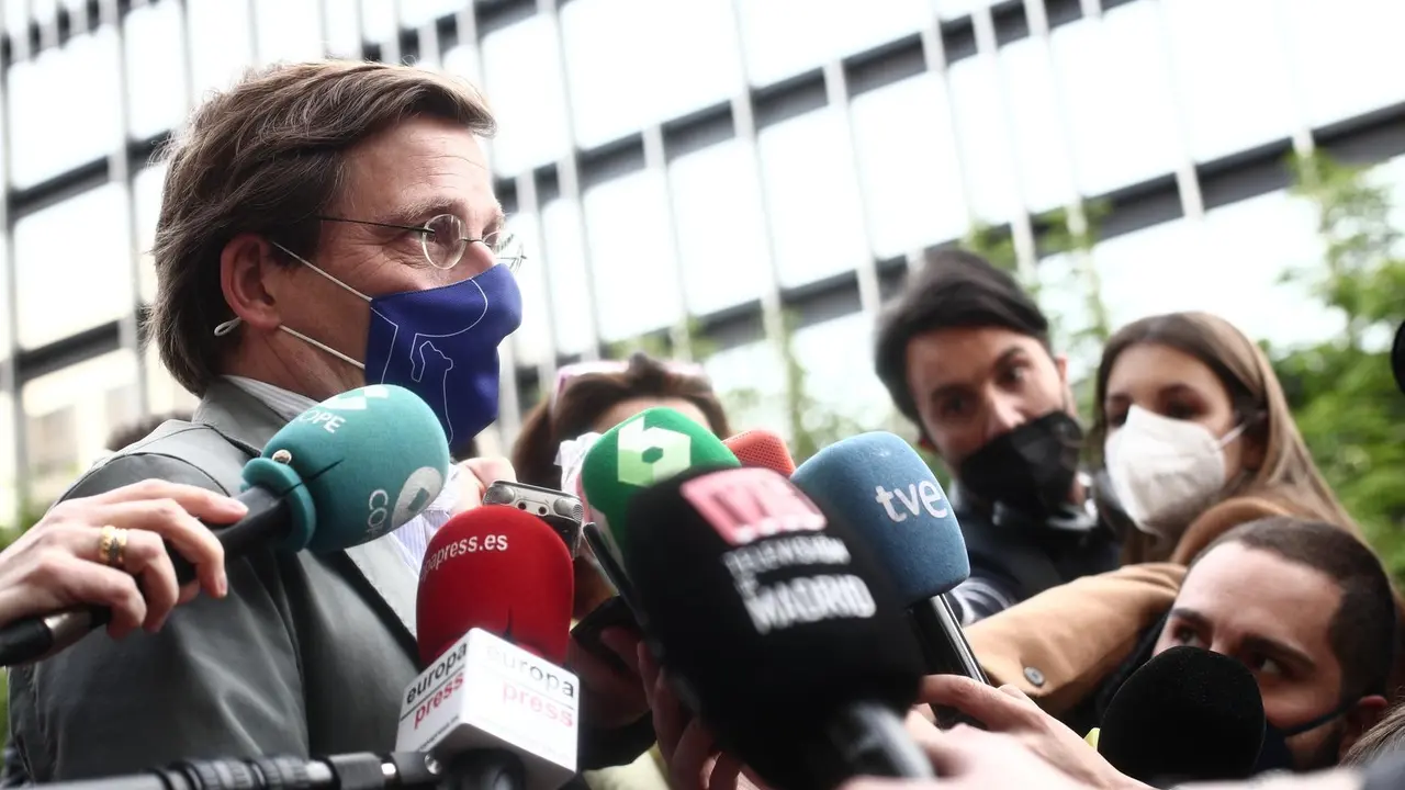 El alcalde de Madrid, Jos&eacute; Luis Mart&iacute;nez-Almeida, responde a los medios a su llegada al acto de toma de posesi&oacute;n de la nueva delegada del Gobierno en la Comunidad de Madrid, Mercedes Gonz&aacute;lez, en la sede de la Delegaci&oacute;n del Gobierno, Madrid, (Espa&ntilde;a), a 