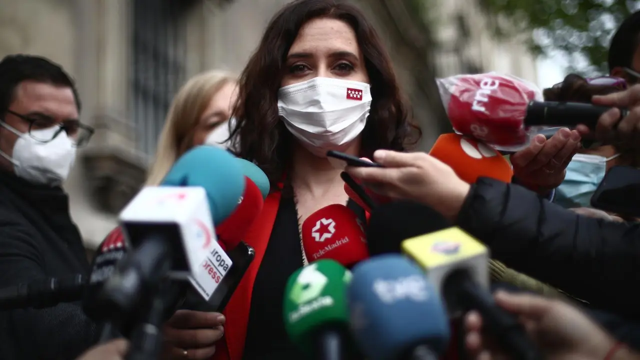 La presidenta de la Comunidad de Madrid, Isabel D&iacute;az Ayuso, responde a los medios a su llegada a la toma de posesi&oacute;n de la nueva delegada del Gobierno en la Comunidad de Madrid, Mercedes Gonz&aacute;lez.