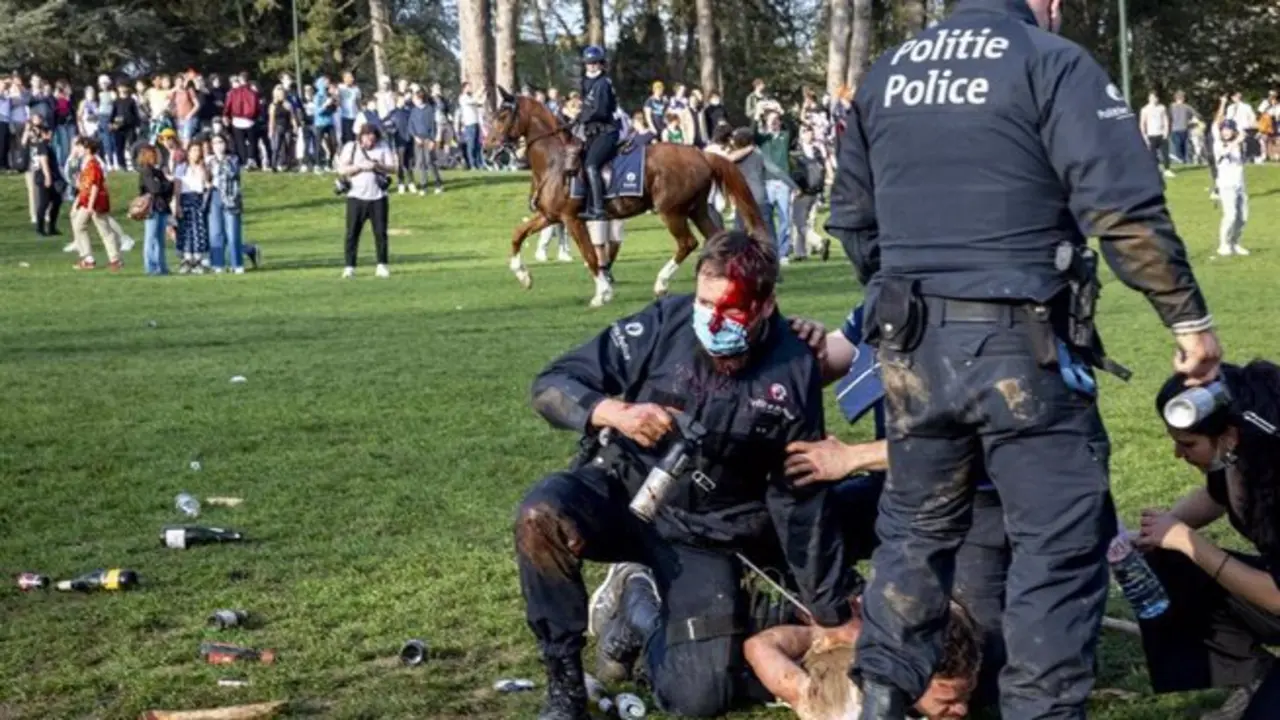 Enfrentamientos en un parque de la capital de B&eacute;lgica, Bruselas, por las restricciones frente al coronavirus - Hatim Kaghat/BELGA/dpa