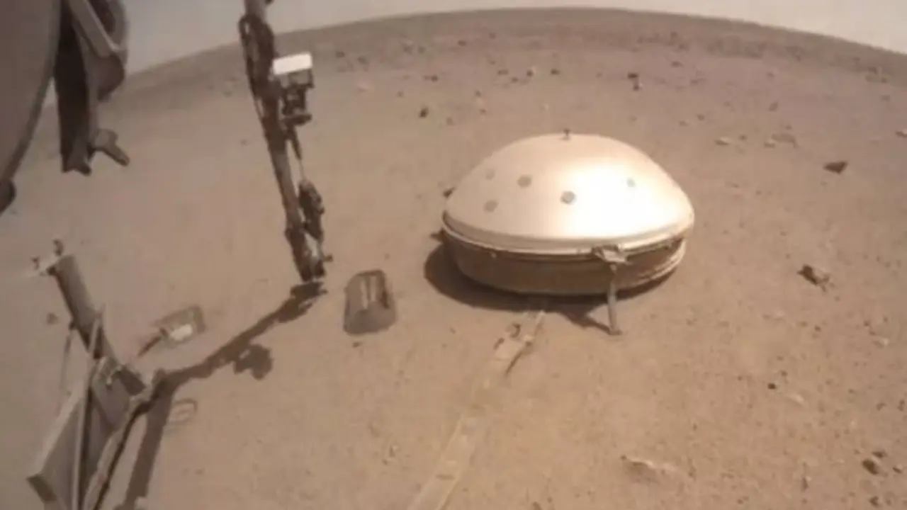 Insight mueve tierra como preparaci&oacute;n para tapar la conesi&oacute;n con su sism&oacute;metro - NASA