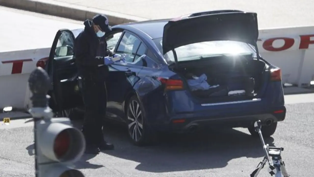 Un agente inspecciona el coche con el que el un hombre embiste a dos agentes.