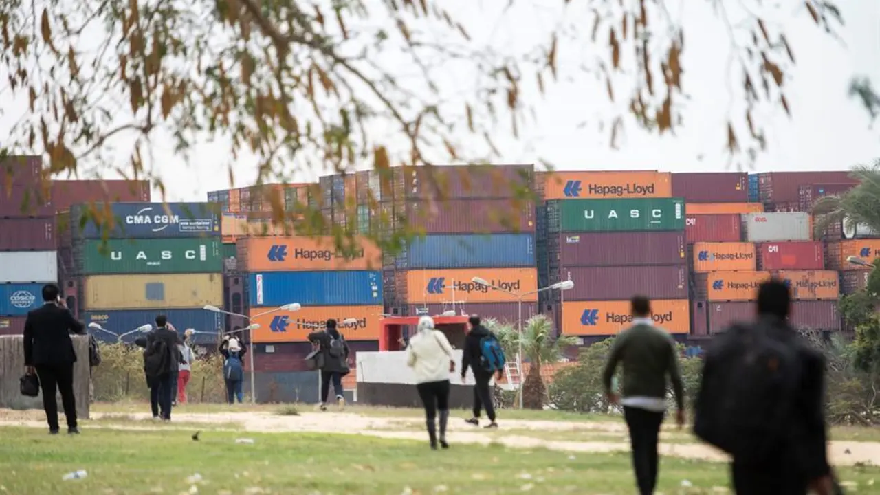 Un buque de carga navega por el Canal de Suez en Ismalia, Egipto, este martes. Los convoyes de barcos que habitualmente transitan en ambas direcciones del canal de Suez retomaron su actividad este martes, despu&eacute;s de que la v&iacute;a mar&iacute;tima quedara finalmente desbloqueada el lunes por la tarde cuando fue reflotado el portacontenedores "Ever Given", que estuvo encallado desde el d&iacute;a 23 creando una gran congesti&oacute;n. EFE/ Mohamed Hossam