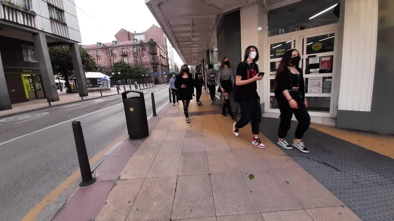Varios j&oacute;venes con mascarilla disfrutan de la tarde de ayer en la capital del Besaya. / S. D&iacute;az