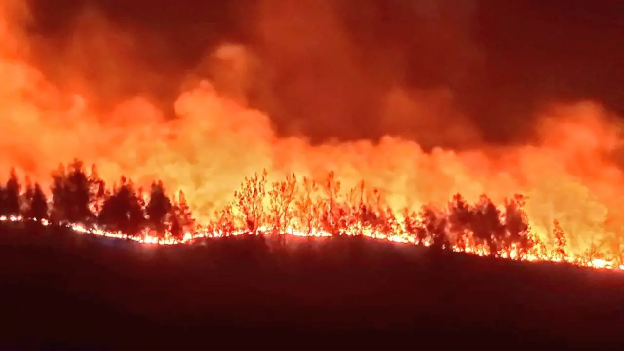 Cuatro incendios forestales activos en #VegadePas, #SanPedrodelRomeral, #Ruesga y #Soba. En los tres primeros d&iacute;as de abril se han provocado 35 #IIFF en #Cantabria. Si ves quemar o sabes quien lo hace llama al 112. Cuidar de nuestro patrimonio natural es tarea de todos.