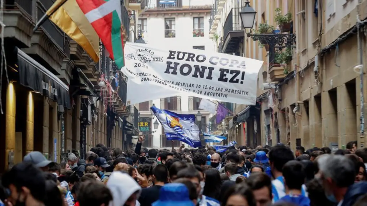 Una multitud de aficionados de la Real Sociedad se re&uacute;nen en la Parte Vieja de San Sebasti&aacute;n, antes de la celebraci&oacute;n de la final de la Copa del Rey que disputar&aacute;n esta noche ante el Athletic de Bilbao en Sevilla. EFE/Juan Herrero