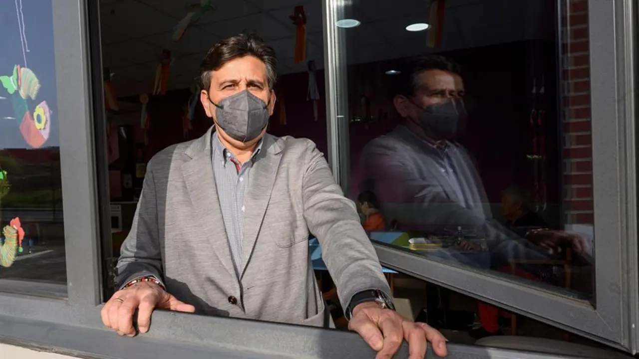 El presidente de la Federaci&oacute;n Empresarial de la Dependencia en Cantabria, Rub&eacute;n Otero, posa durante una entrevista con Efe en la que ha asegurado que la pandemia va a cambiar el modelo de las residencias, para hacerlas de menor tama&ntilde;o y m&aacute;s compartimentadas con grupos burbuja. EFE/Pedro Puente Hoyos
