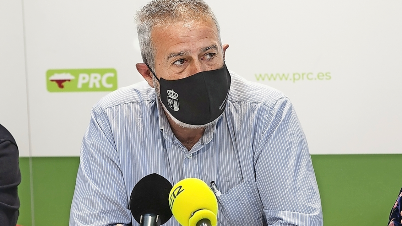 El ya exalcalde de Hazas de Cesto, Jos&eacute; Mar&iacute;a Ruiz G&oacute;mez, durante la rueda de prensa. / ALERTA