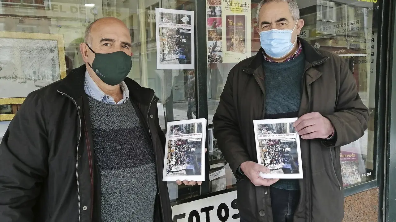 Miguel de Celis y Rafael de Andr&eacute;s muestran el libro reci&eacute;n editado sobre los conflictos de 1987. / Queimadelos