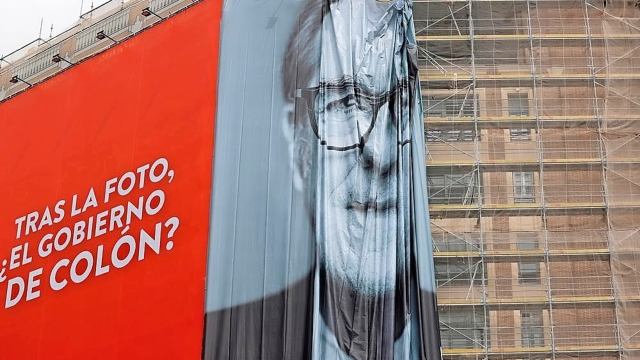 Cartel del candidato del PSOE a la Presidencia de la Comunidad de Madrid, &Aacute;ngel Gabilondo, es colocado en la
fachada de uno de los edificios de la madrile&ntilde;a plaza de Callao. / EFE/Mariscal