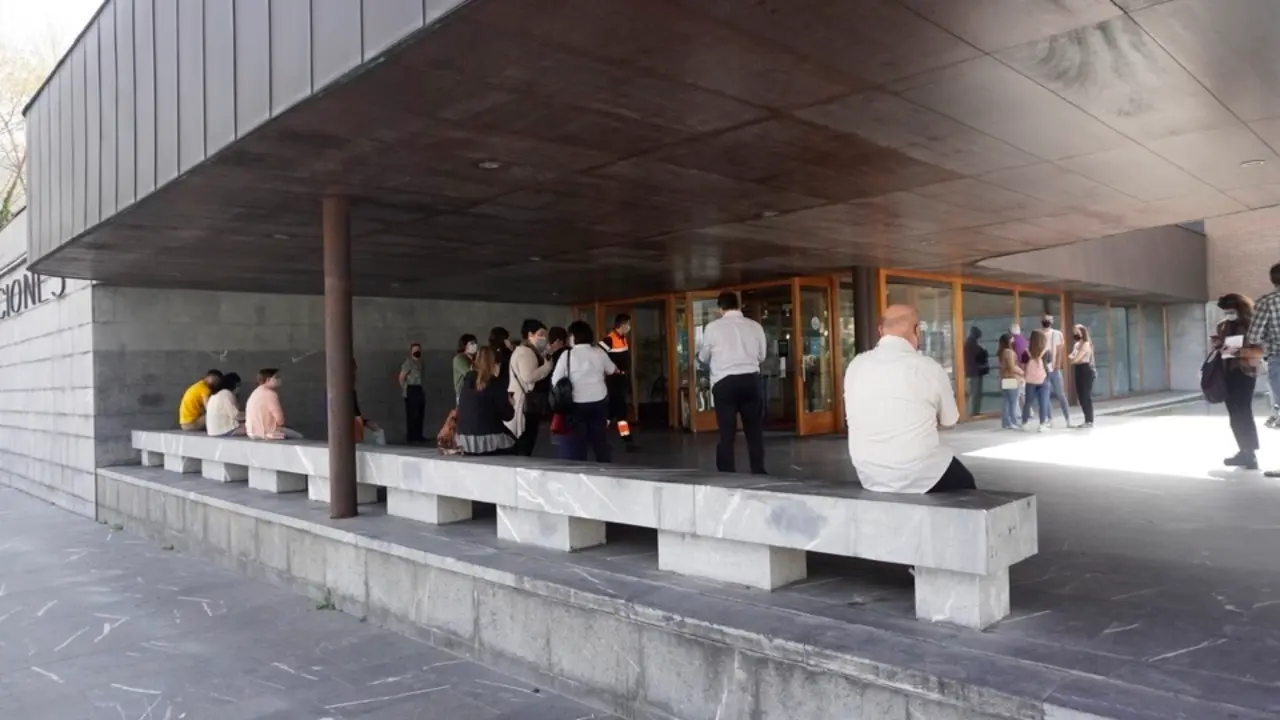 Vista de la entrada del Palacio de Exposiciones donde se est&aacute; llevando a cabo la vacunaci&oacute;n contra el coronavirus. / HARDY