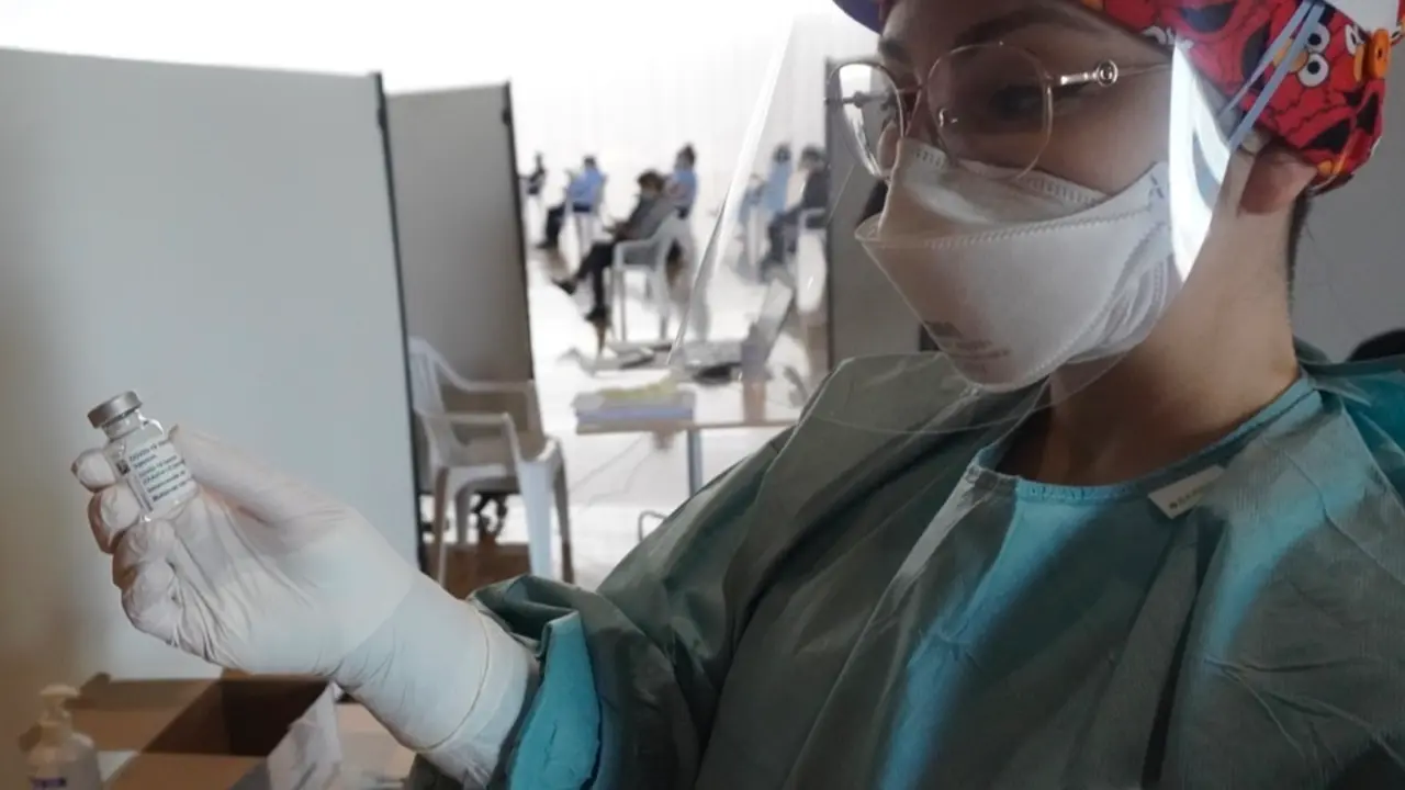 Una sanitario muestra la dosis al fot&oacute;grafo de ALERTA durante el proceso de vacunaci&oacute;n contra el coronavirus en el Palacio de Exposiciones de Santander. / Hardy