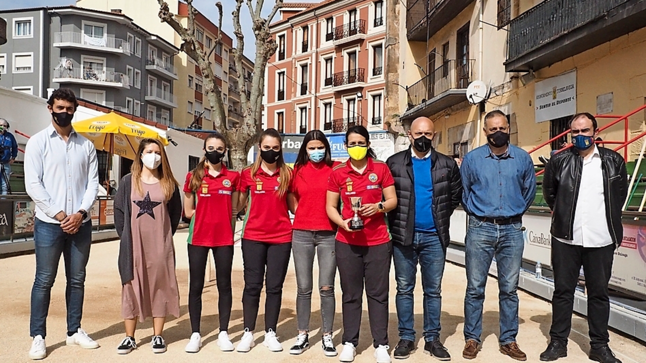 Las chicas de la Pe&ntilde;a Torrelavega Siec reciben el trofeo de campeonas 2020