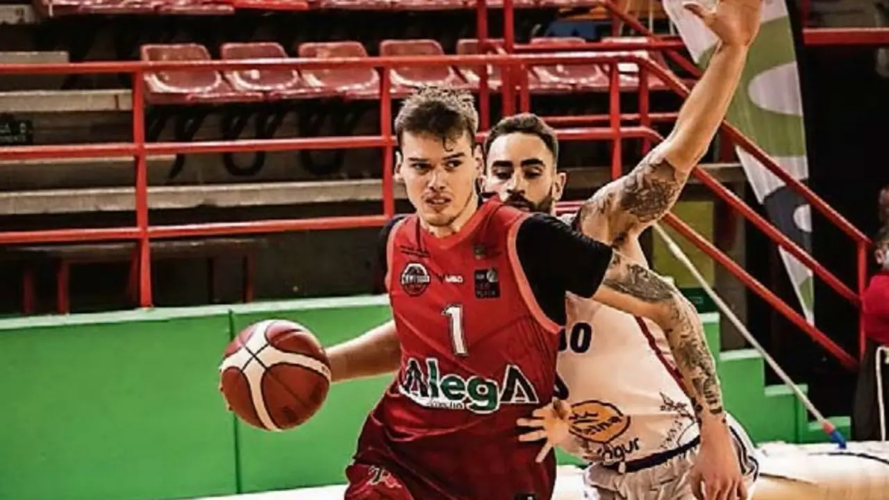 Leo Cizmic avanza tras superar a un rival. / Clavijo