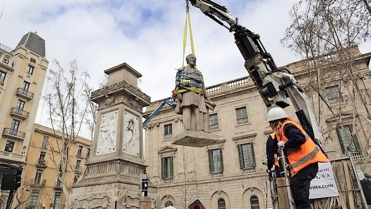 Retirada de la estatua del Marqu&eacute;s de Comillas en Barcelona. / E. Press
