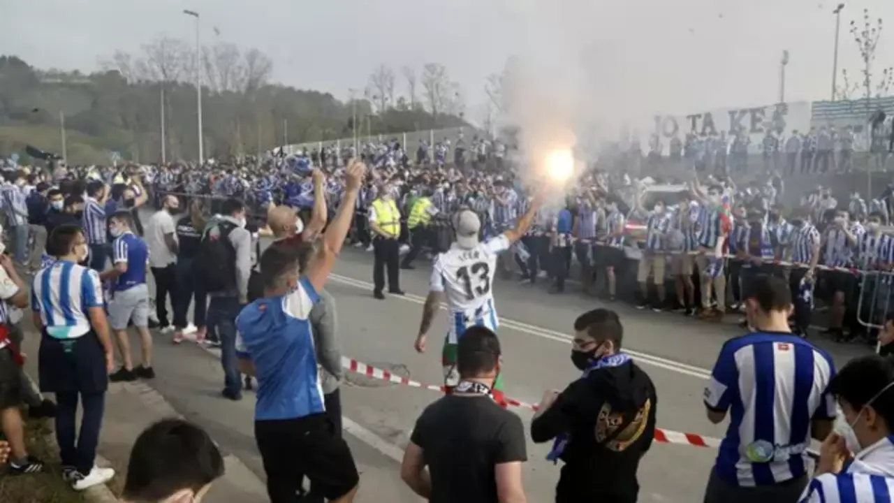 Aficionados despiden a la Real Sociedad en su partida hacia Sevilla, a 2 de abril de 2021, en San Sebasti&aacute;n, Euskadi (Espa&ntilde;a). - Javi Colmenero - Europa Press