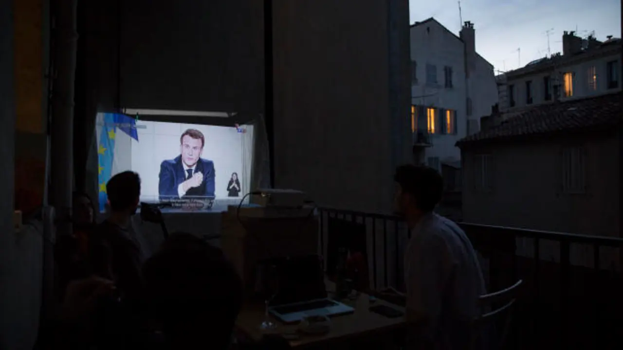 Discurso televisivo de Emmanuel Macron visto desde Marsella (Bouches-du-Rh&ocirc;nes), el 31 de marzo. DANIEL COLE / AP