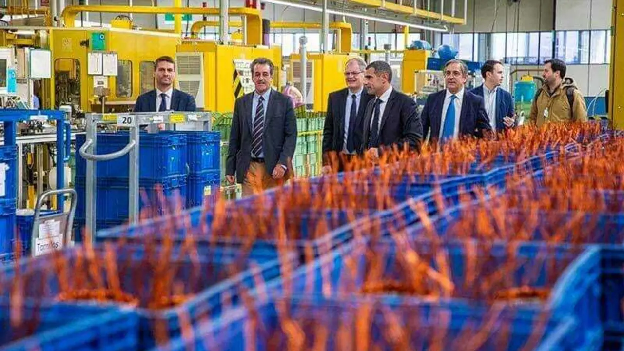 Visita del antiguo consejero de Innovaci&oacute;n, Industria, Transportes y Comercio del Gobierno de Cantabria firma el convenio con SEG Automotive-Treto para apoyar con 450.000 euros el proyecto de electr&oacute;nica inverter. / ALERTA