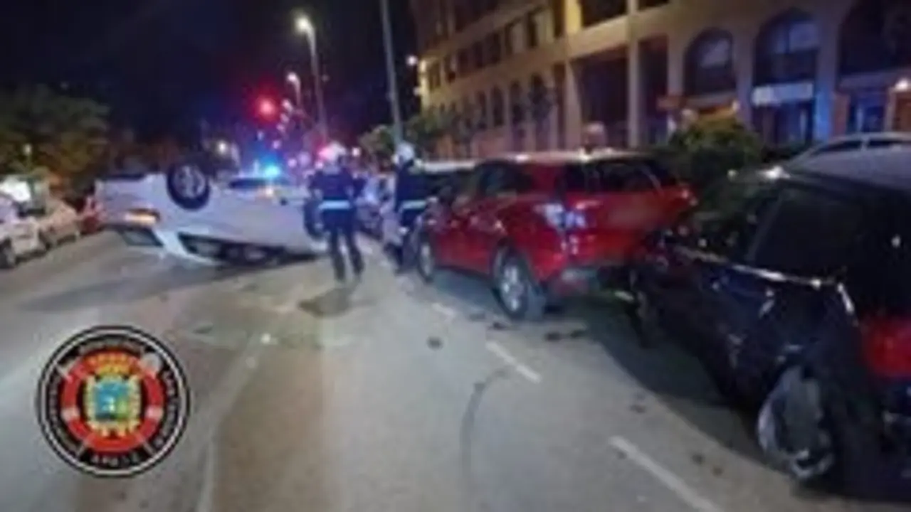 Accidente de tr&aacute;fico en Santander, con un coche volcado y vac&iacute;o en la calzada