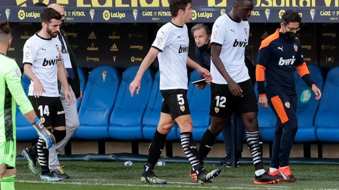 Diakhaby abandona el terreno de juego junto a sus compa&ntilde;eros tras recibir supuestos comentarios racistas en el estadio Ram&oacute;n de Carranza. / Rom&aacute;n R&iacute;os