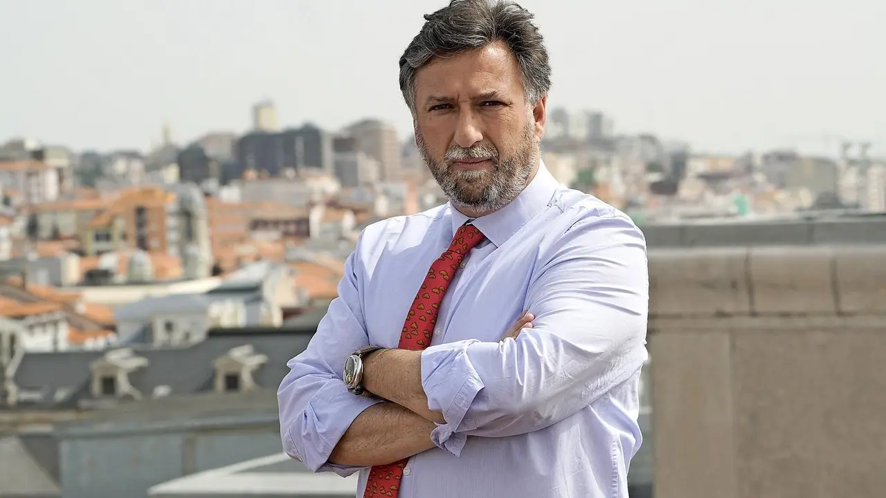 Crist&oacute;bal Palacio posa para el fot&oacute;grafo en lo alto del edificio donde tiene su despacho de abogados. / Hardy