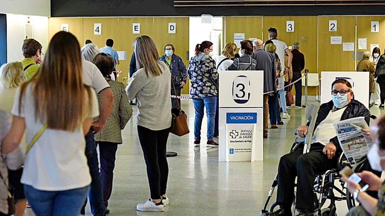 Personas mayores de 80 a&ntilde;os, polic&iacute;as, bomberos y profesores esperan para ser vacunados. / e. press