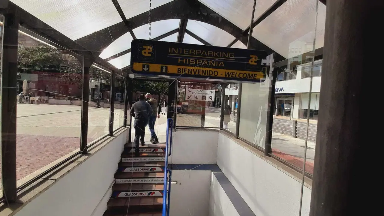 Dos personas salen del parking del Bulevar Luciano Demetrio Herrero. / S. D&iacute;az