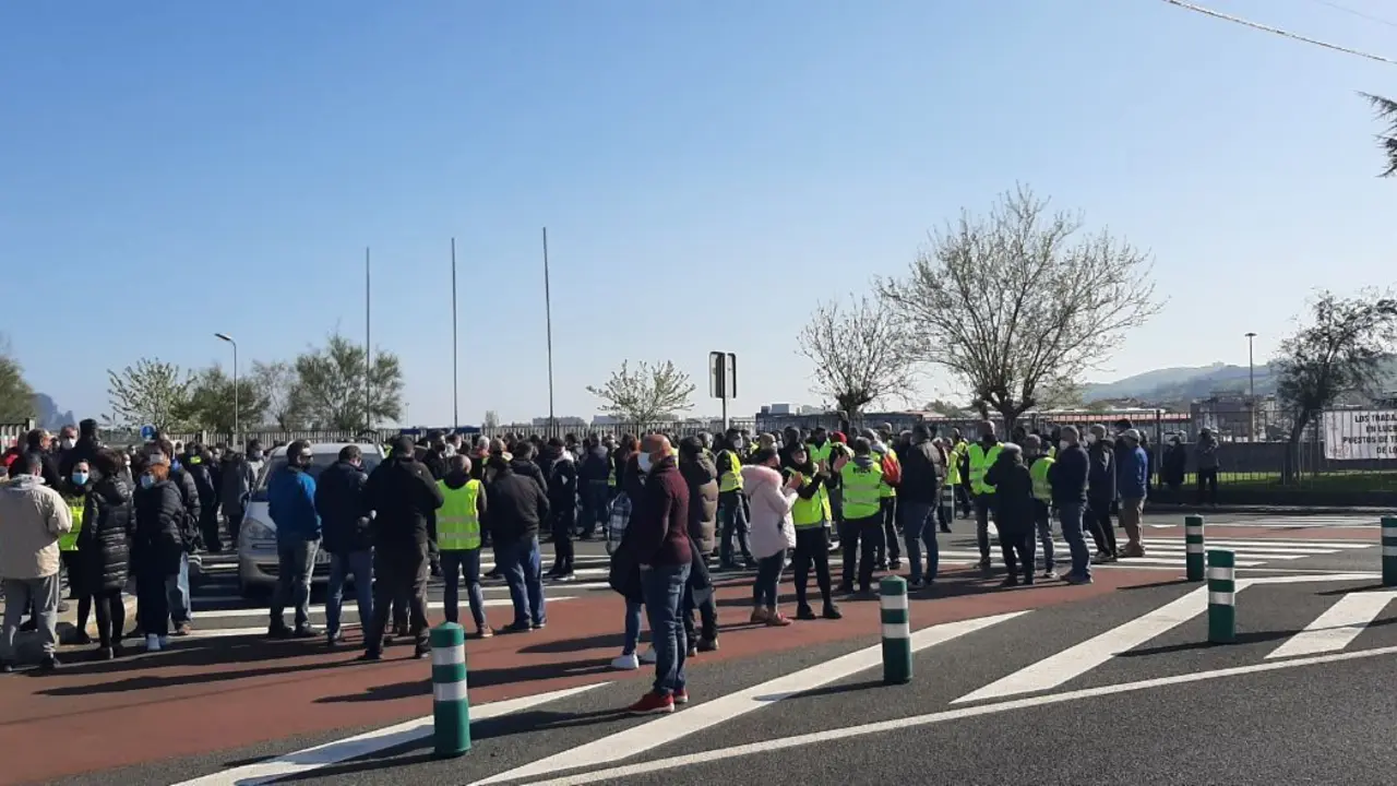 Cerca de 250 trabajadores del turno de ma&ntilde;ana, tarde y alg&uacute;n veterano de la factor&iacute;a se manifiestan a las puertas de la f&aacute;brica de Treto. / @Podemoscantabria