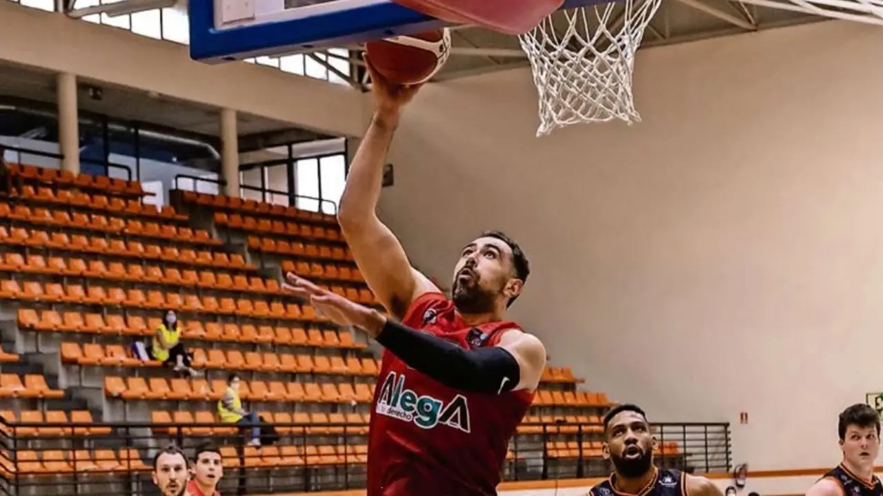 Canasta de Thomas Sullivan Granado, segundo m&aacute;ximo anotador del equipo c&aacute;ntabro ayer en Azpeitia. / Hugo G&oacute;mez