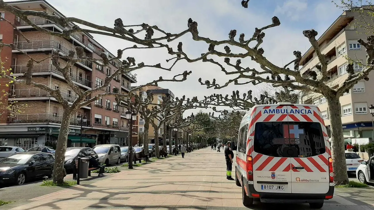 Una ambulancia situada enfrente del Centro de Salud de la Avenida de Espa&ntilde;a de Torrelavega. / S. D&iacute;az