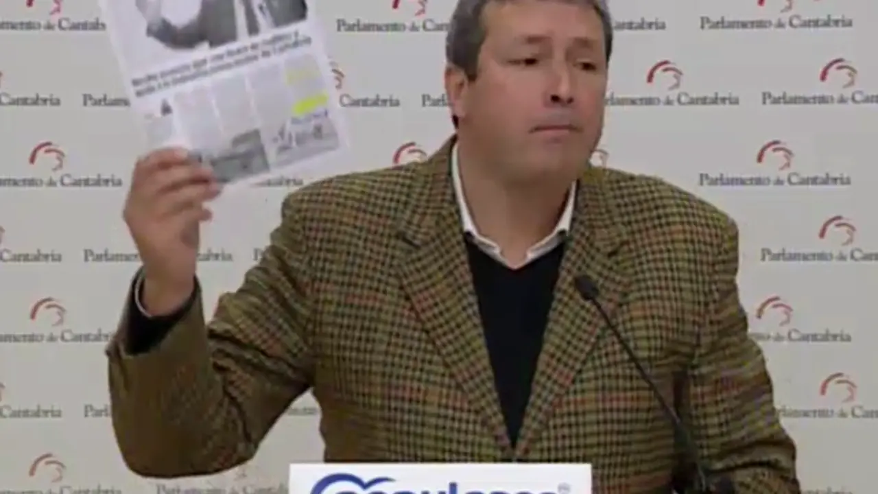 El portavoz parlamentario del PP, &Iacute;&ntilde;igo Fern&aacute;ndez durante la rueda de prensa ofrecida hoy. / ALERTA