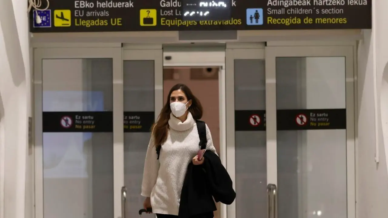 Una viajera llega al aeropuerto de Bilbao procedentes del &uacute;ltimo vuelo de Londres, n&ordm; 7293 IBE. La velocidad de propagaci&oacute;n de la nueva variante de coronavirus detectada en Reino Unido ha llevado a Espa&ntilde;a a suspender todos los vuelos con este pa&iacute;s salvo para espa&ntilde;oles y residentes, aunque no se prev&eacute; que modifique la efectividad de la vacuna que ya tiene el aval de la Agencia Europea del Medicamento. EFE/Luis Tejido.