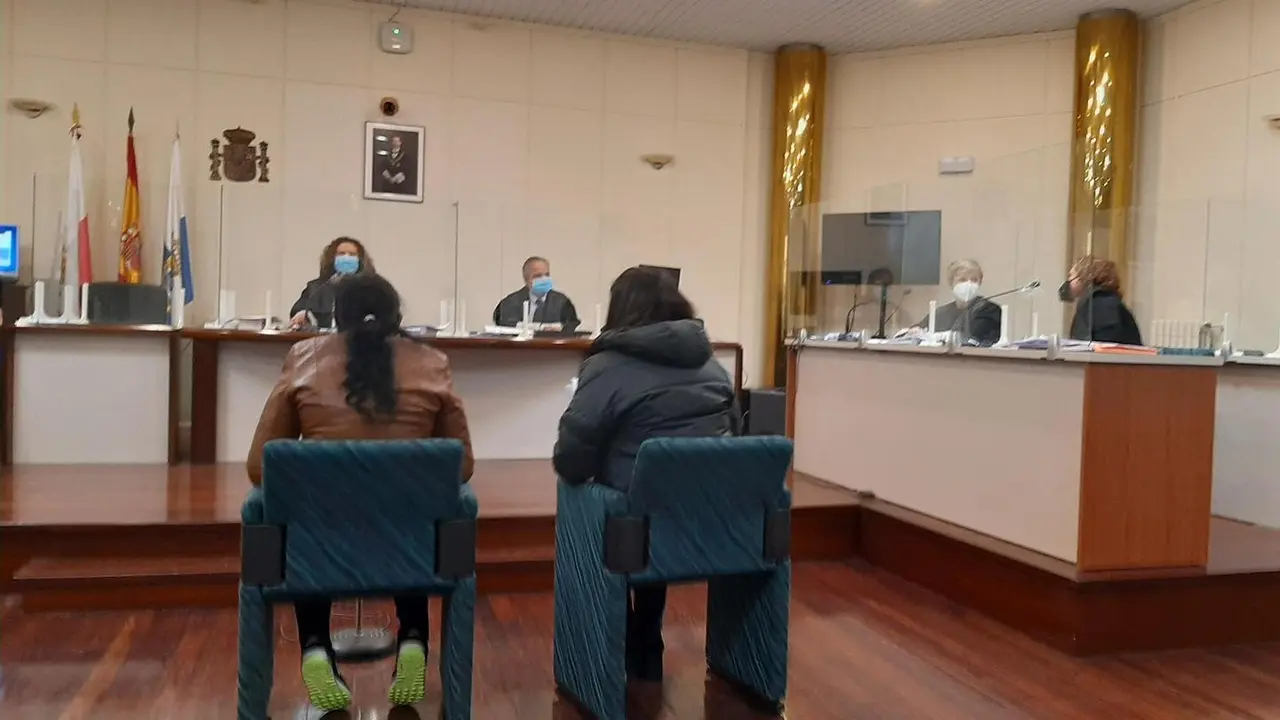 Acusada de apu&ntilde;alar a su cu&ntilde;ada y prender despu&eacute;s fuego a la vivienda en Torrelavega, durante el juicio en la Audiencia Provincial. / ALERTA