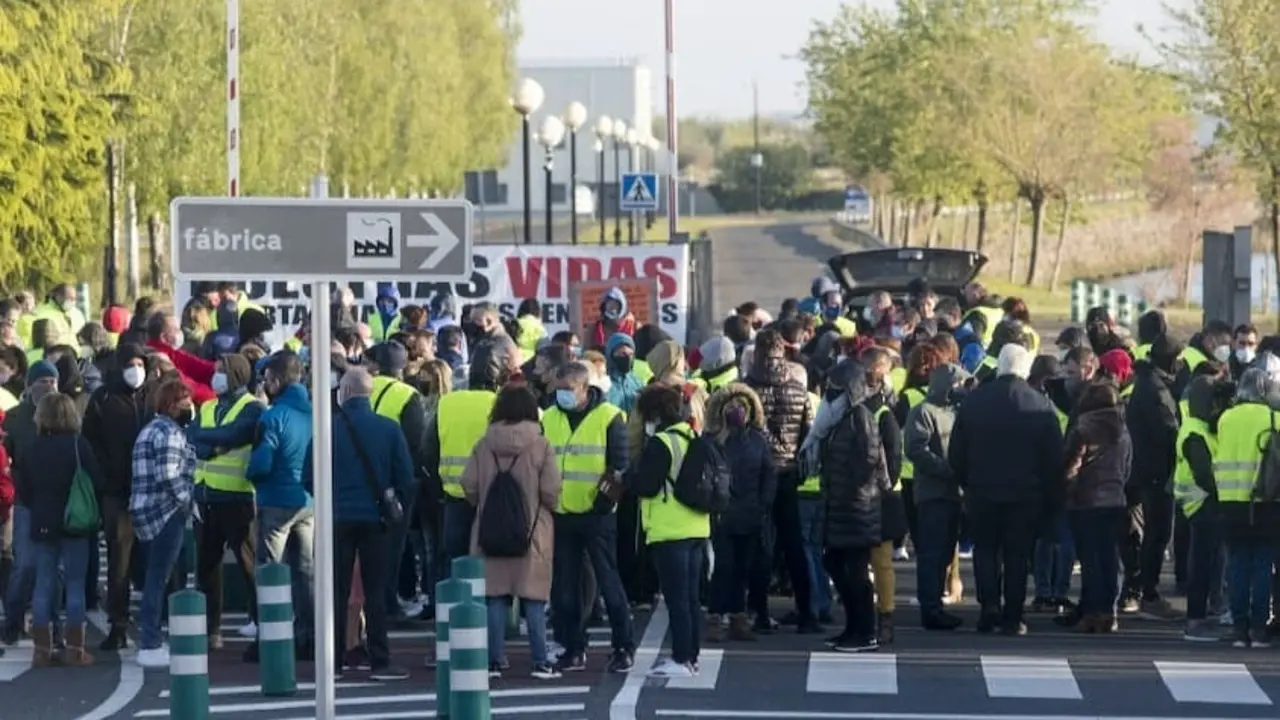 La totalidad de los trabajadores de la planta de Treto durante la manifestaci&oacute;n de hoy. / ALERTA