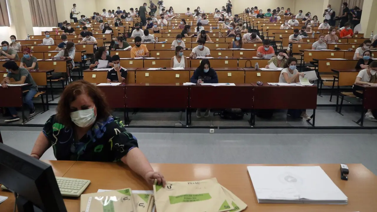 MLG 07-07-2020.-Estudiantes se agolpan en la facultad de Medicina a la espera de ser llamados para la realizaci&oacute;n de las pruebas de Evaluaci&oacute;n para el acceso a la Universidad, EVAU tradicionalmente llamada selectividad.-&Aacute;LEX ZEA.