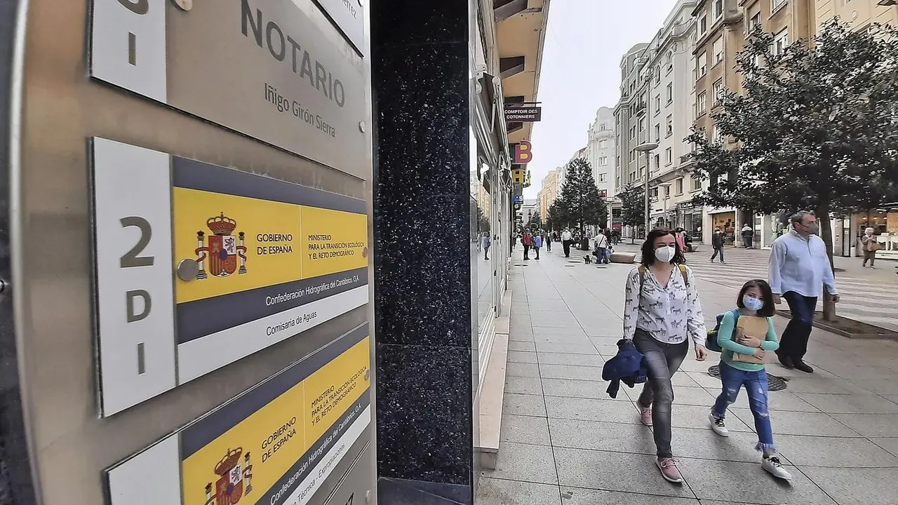 Madre e hija transitan con
mascarilla por la calle Juan de
Herrera de Santander. / S. D&iacute;az