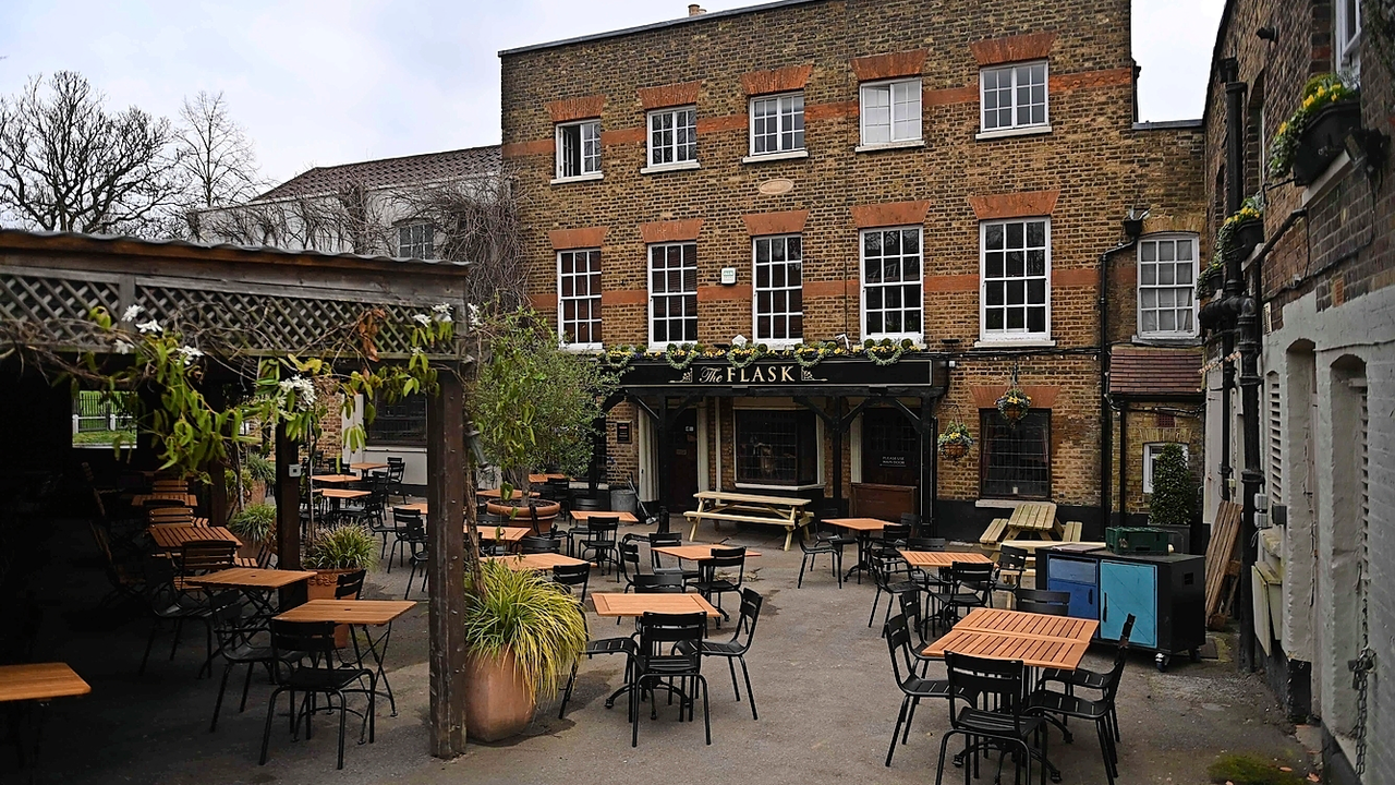 Un pub cerrado en Londres. / EFE