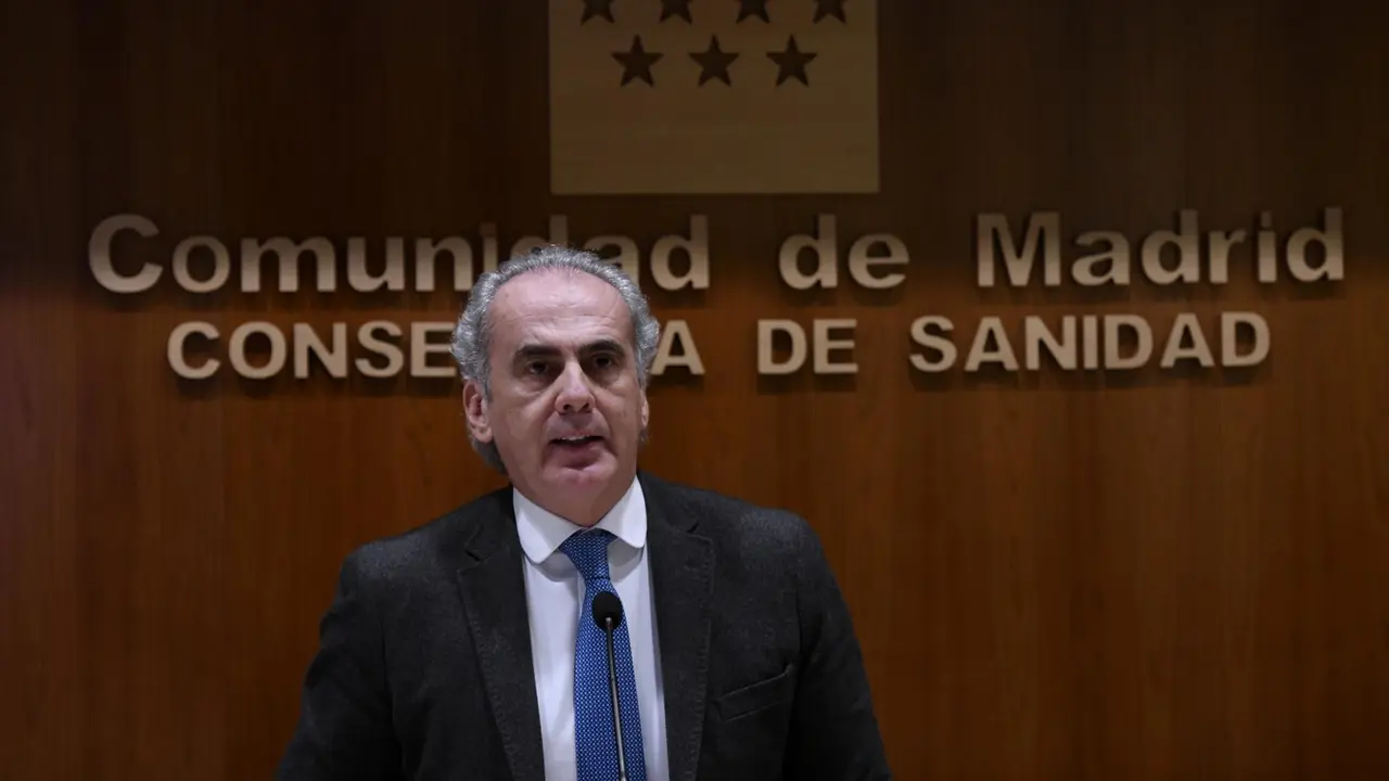 Archivo - El consejero de Sanidad de la Comunidad de Madrid, Enrique Ruiz Escudero durante una rueda de prensa para actualizar la informaci&oacute;n epidemiol&oacute;gica y asistencial por coronavius en la regi&oacute;n.