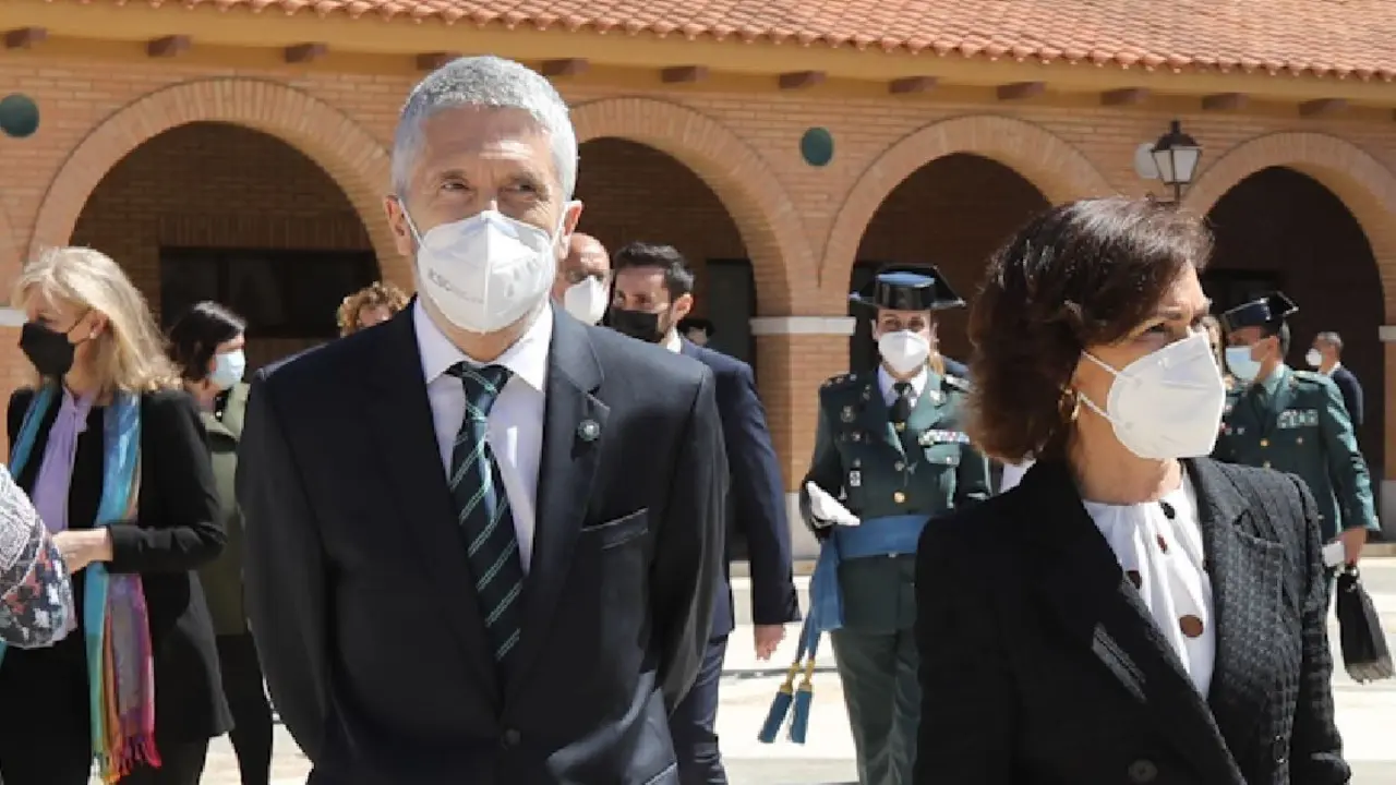 El ministro del Interior, Fernando Grande-Marlaska (2i), y la vicepresidenta primera y ministra de la Presidencia, Carmen Calvo (3i), caminan acompa&ntilde;ados durante la toma de posesi&oacute;n de la teniente coronel Silvia Gil Cerd&aacute; como jefa de la Comandancia de la Guardia Civil en Teruel, a 5 de abril de 2021, en la Comandancia de la Guardia Civil de Teruel, Arag&oacute;n (Espa&ntilde;a). La nueva jefa de la Comandancia de la Benem&eacute;rita es la primera mujer en acceder al puesto.
Firma
Javier Escriche / Europa Press