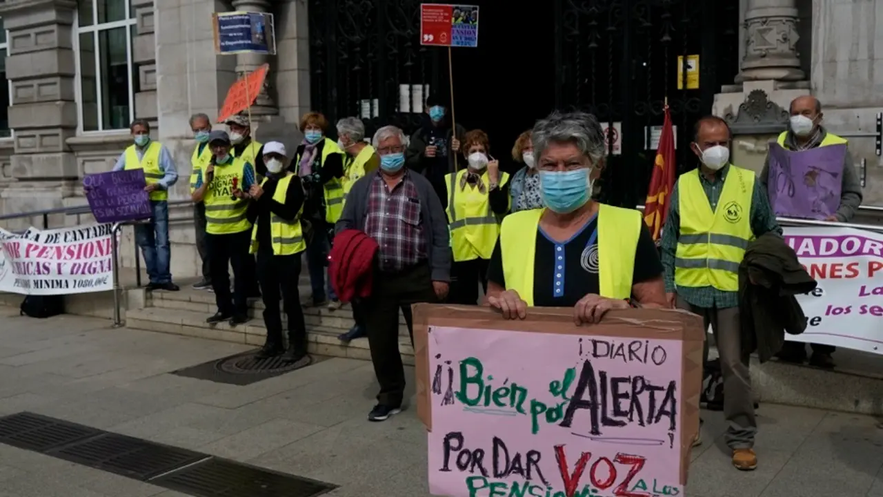 Una mujer sostiene un cartel agradeciendo la labor de ALERTA "Por dar voz a los Pensionistas. Nueva concentraci&oacute;n en Santander de la Coordinadora de Pensionistas./ HARDY