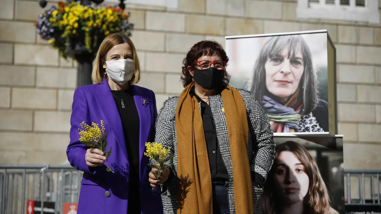 Archivo - (I-D) La expresidenta del Parlament, Carme Forcadell, y la exconsellera Dolors Bassa, durante un acto electoral sobre feminismo en la plaza Sant Jaume de Barcelona, Catalunya (Espa&ntilde;a) a 3 de febrero de 2021.
